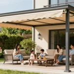 Terrassenüberdachung freistehend im Garten mit Familie und eleganter Möbelanordnung.