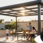 Familie entspannt unter Aluminium-Terrassenüberdachungen, sonnige Atmosphäre mit Pflanzen und Snacks.